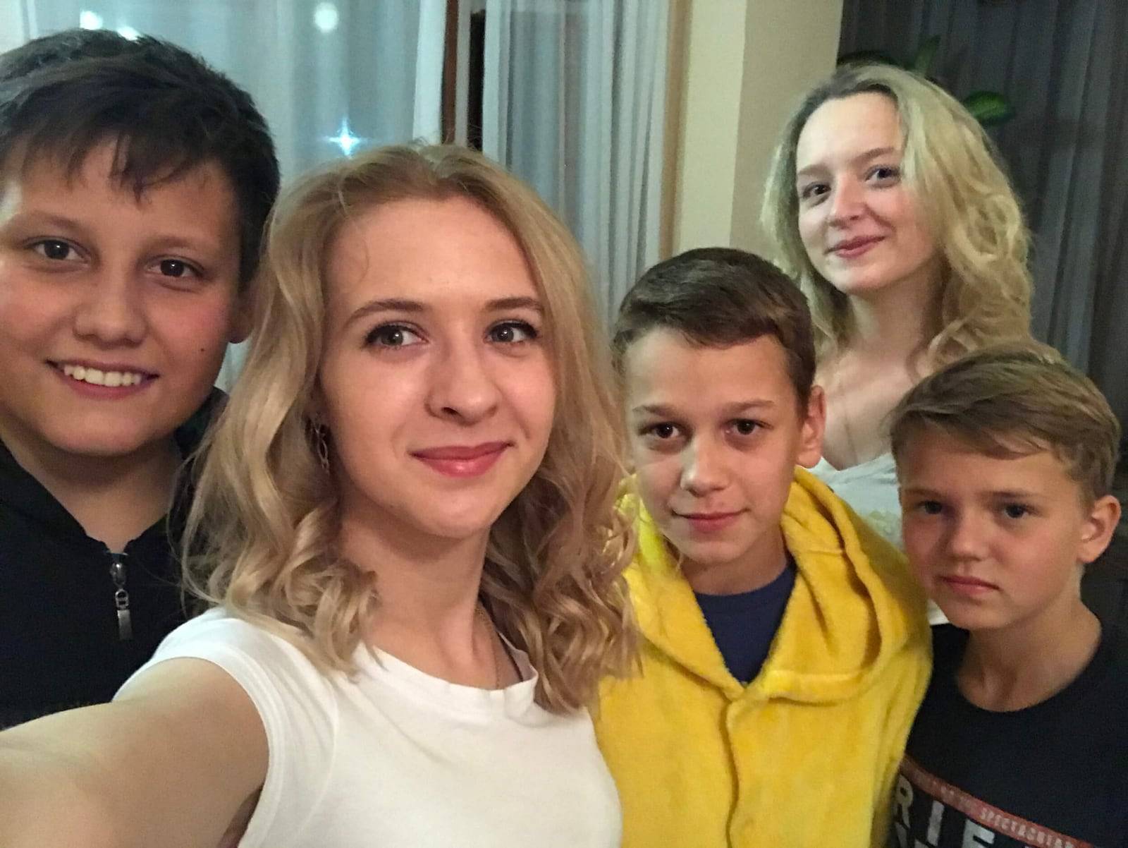 Детский лагерь: Дружный отряд и вожатые